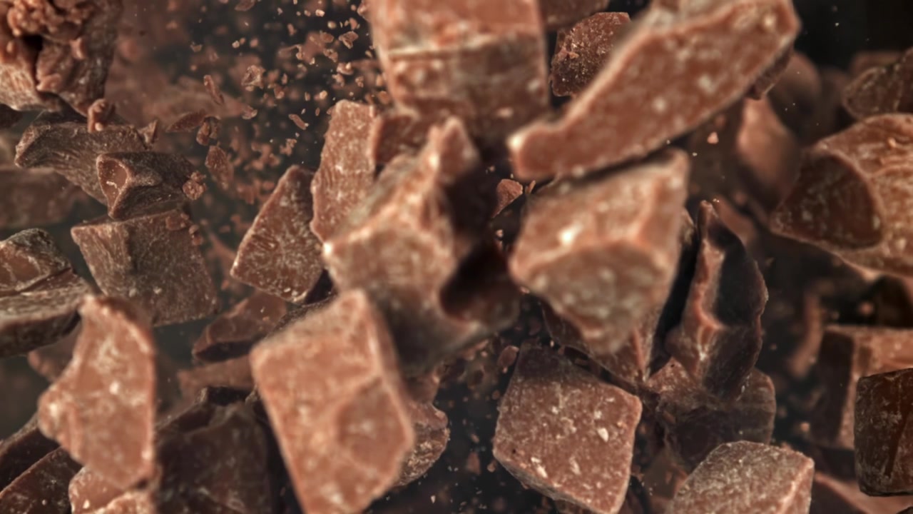 Primo piano di pezzi di cioccolato che cadono al rallentatore