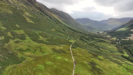 Luftaufnahmen-Des-Schottischen-Tals,-Kurzer-Schwenk-Aus-Dem-Hohen-Winkel-Um-Wanderer-Herum,-Die-Den-Aufstieg-Nach-Ben-Nevis-Beginnen,-über-Glen-Nevis,-Fort-William