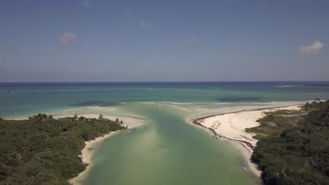 entrada de la laguna en el caribe