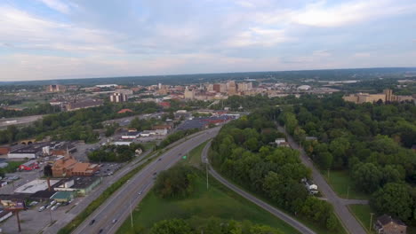 Toma-Panorámica-Con-Drones-Del-Centro-De-La-Ciudad-En-Un-Día-De-Verano-En-Youngstown,-Ohio