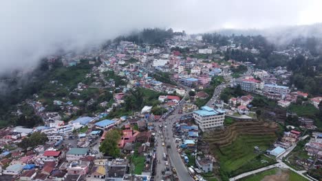 Filmische-Drohnenaufnahme-Der-Stadt-Kodaikanal-Mit-Vorbeiziehenden-Niedrigen-Wolken,-Dindigul,-Tamil-Nadu,-Indien