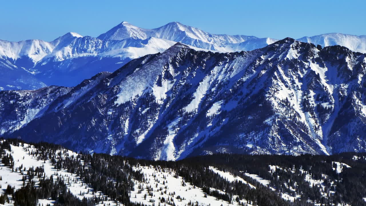 i70 Copper Mountain Silverthorne Frisco Grays e Torreys Tenmile peak Vail Pass Colorado, paesaggio aereo ripreso da drone, mattina d'inverno soleggiata, neve fresca, cielo blu, Montagne Rocciose, Divisoria Continentale, cerchio a sinistra