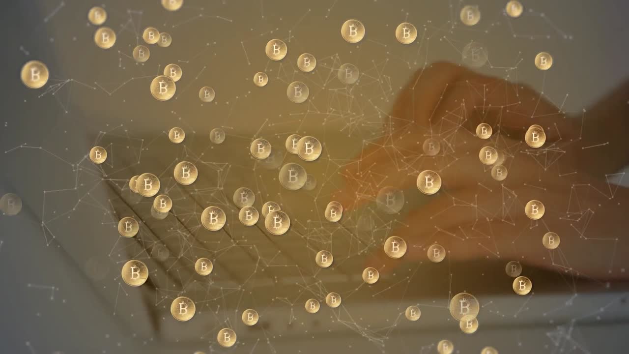 animación de los símbolos de bitcoin y la red de conexiones a través de las manos utilizando un portátil