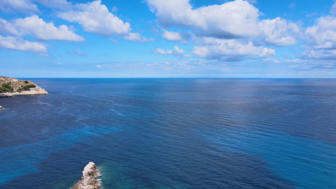 explore la impresionante belleza de cala agulla en cala rajada, mallorca. experimente las serenas aguas turquesas y la costa rocosa en un día soleado perfecto.