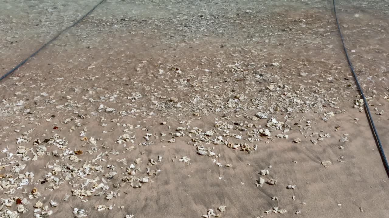 인도네시아 발리의 모래 해변에서 해안을 강타하는 작은 파도