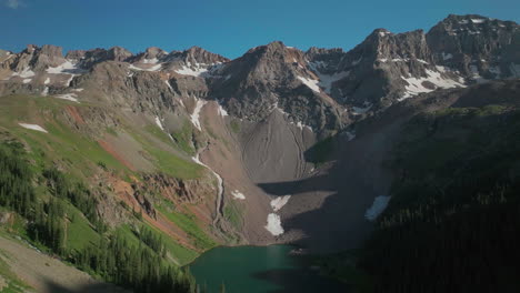 los lagos azules de colorado monte sniffels desierto avión no tripulado cinematográfico pintoresco verano san juans montañas rocosas ridgway dallas rango 14er millón de dólares carretera nieve derrite picos movimiento hacia atrás