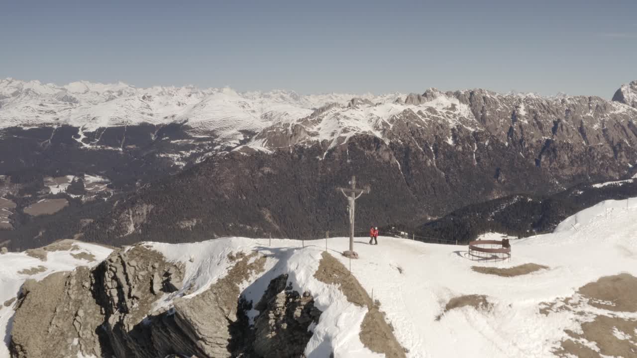 cumbre de la montaña alpina con cruz y gente