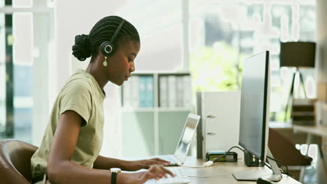 mujer trabajando en la computadora en la oficina
