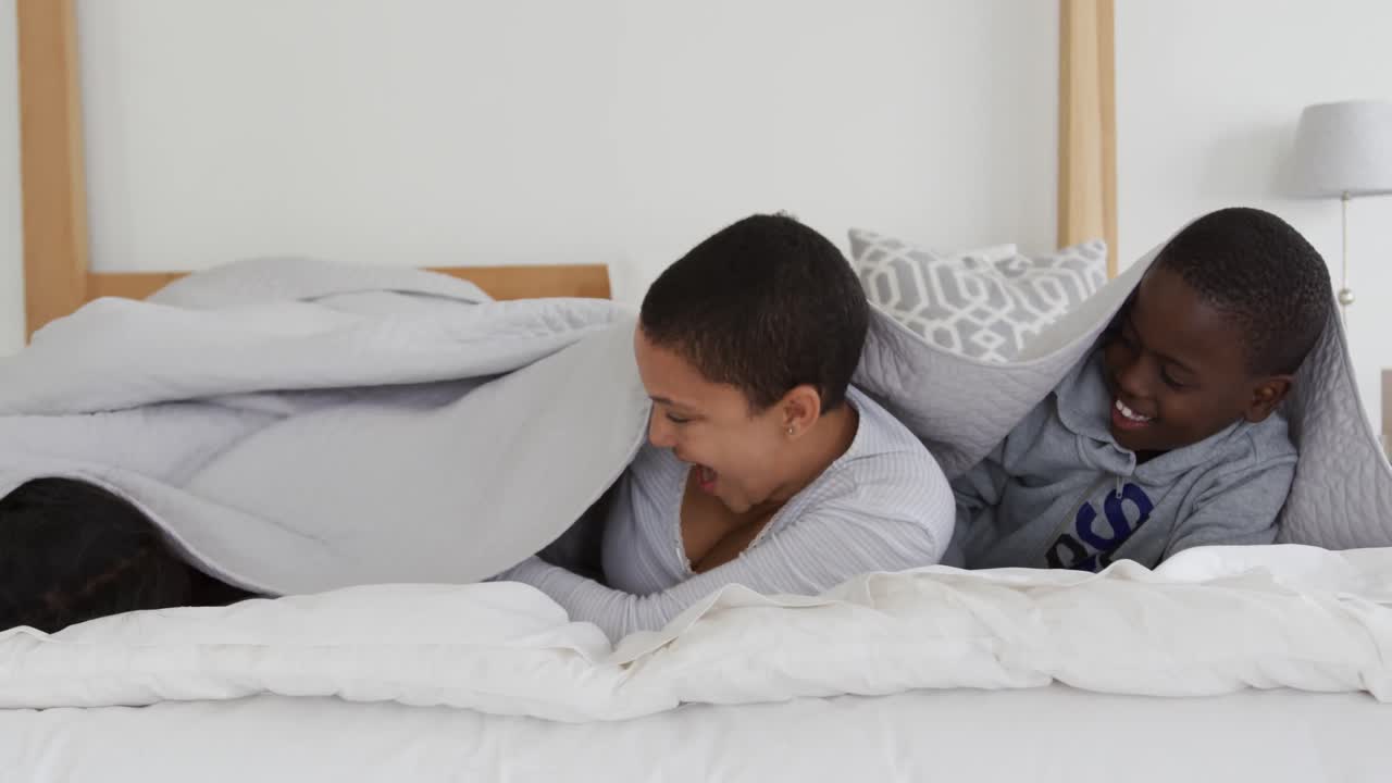 집 에서 여가 시간 을 즐기는 가족