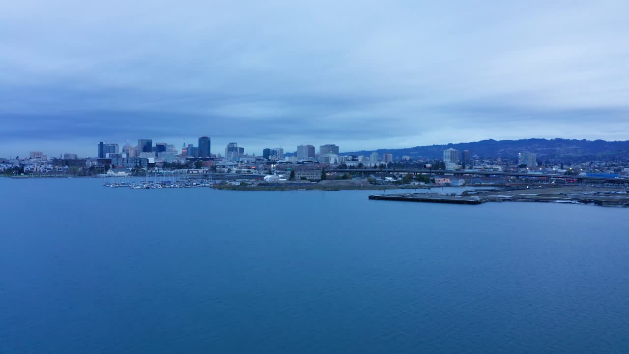 베이 아침의 어두운 바다 위에 일출 구름