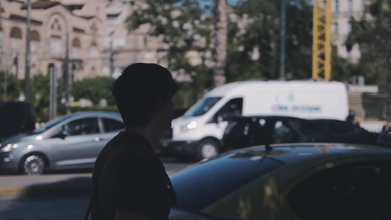 카메라를 들고 거리를 이동하는 젊은 프리랜서 영화 제작자