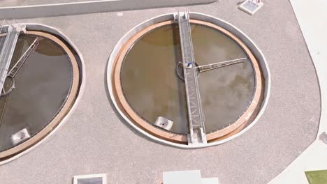 planta de tratamiento de aguas residuales con varios estanques a la luz del sol