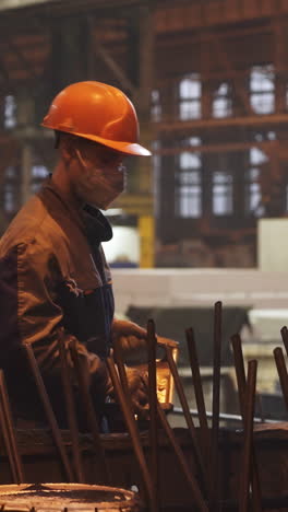 trabajador metalúrgico en una fábrica