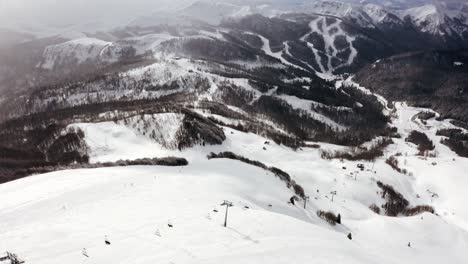 Luftskilift-In-Den-Bergen-An-Einem-Sonnigen-Tag-Im-Skigebiet-Kolasin,-Montenegro