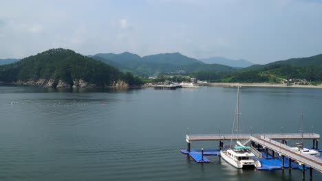 Barcos-Catamarán-Atracados-En-El-Puerto-De-La-Isla-Geoje-Cerca-Del-Complejo-Hanwha,-Corea-Del-Sur