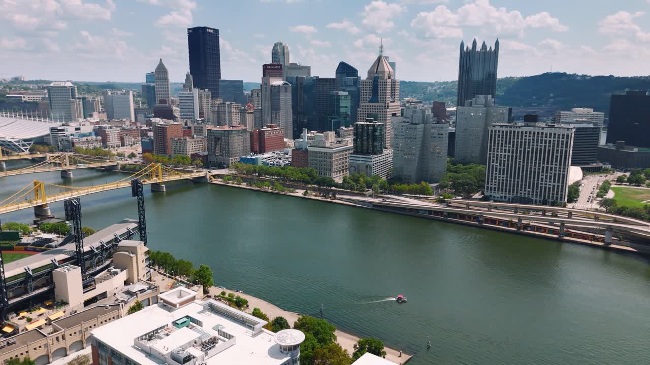 Köprüleri, PNC Park'ı ve nehir kenarını gösteren Pittsburgh'un hava görüntüsü. Kurumsal, seyahat veya sinematik çekimler için mükemmeldir.