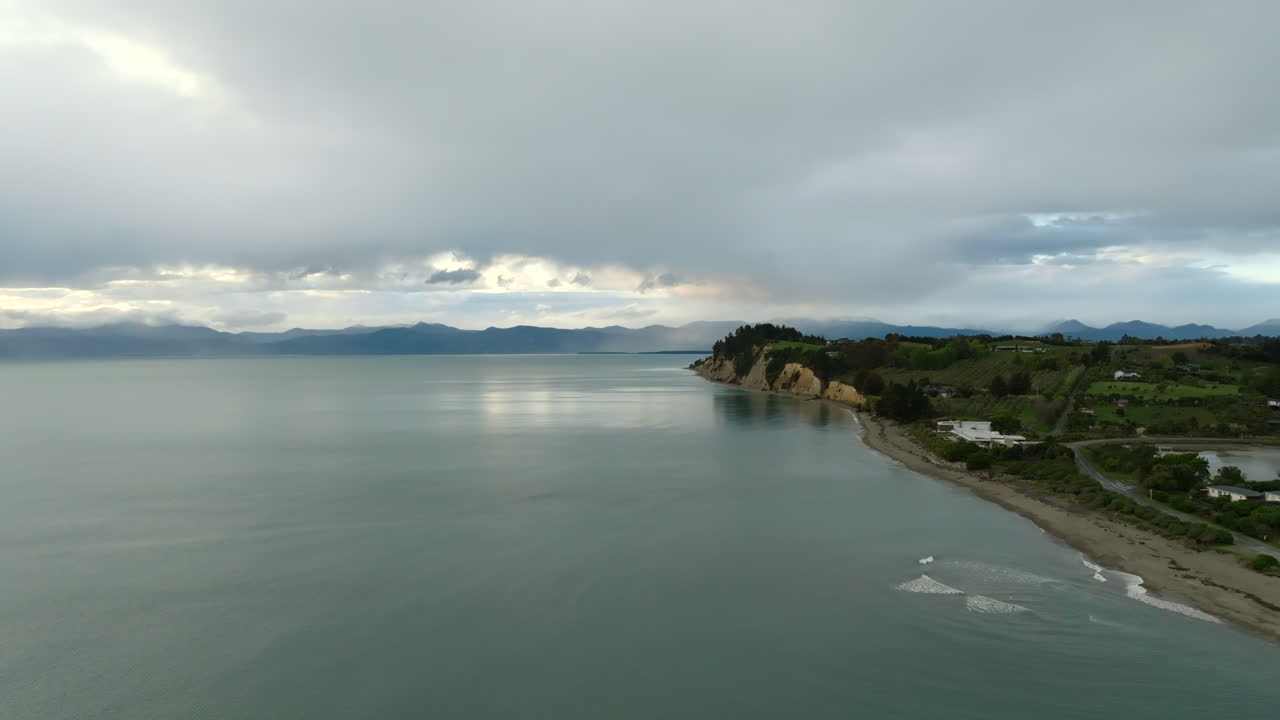 뉴질랜드 남섬 태즈만 만의 해안선을 날아다니는 무인기 촬영