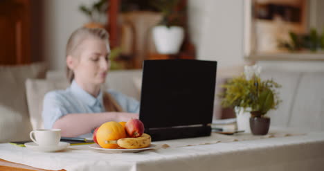 Mujer-Trabajando-En-La-Computadora-Pensando-Y-Resolviendo-Problemas