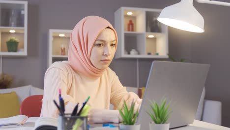 Muslimisches-Mädchen-Im-Hijab,-Das-Nachdenklich-An-Ihrem-Schreibtisch-Nachdenkt.