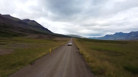 Viaje-A-Través-De-Islandia-En-Todoterreno,-Seguimiento-Aéreo-Con-Montañas-De-Fondo