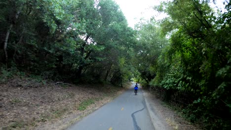 Mutter-Und-Sohn-Rasen-Durch-Einen-Leeren-Radweg-Im-Wald