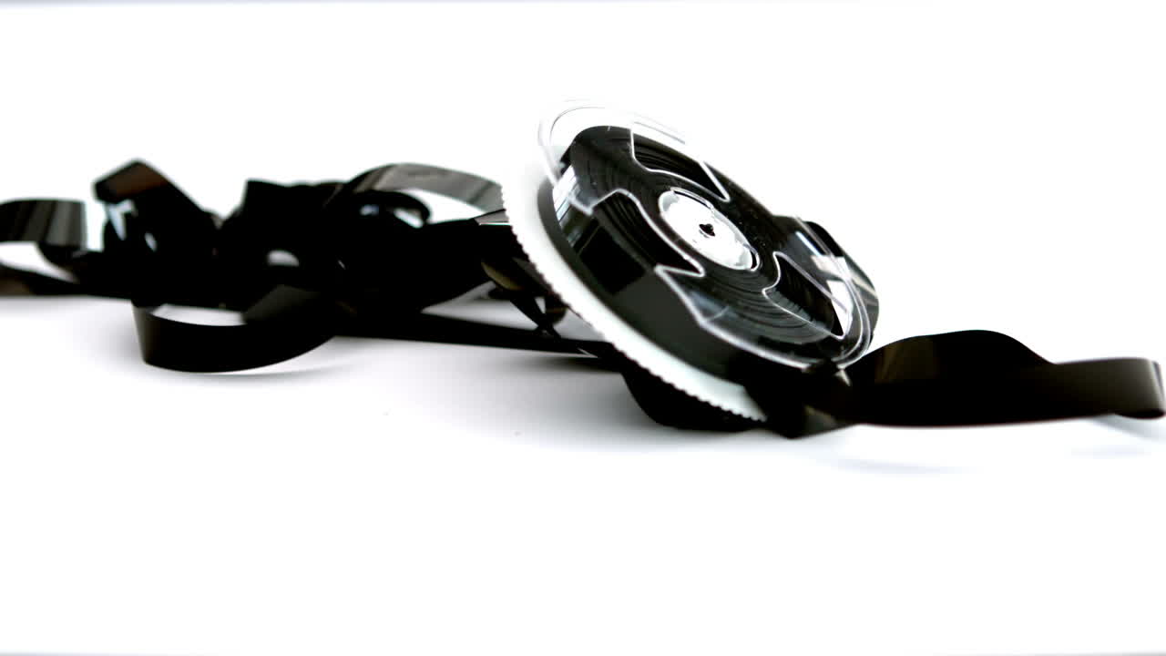 del carrete de película que se rompe sobre un fondo blanco