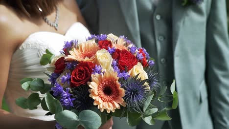 Pareja-De-Novios-Sosteniendo-Un-Ramo-De-Flores