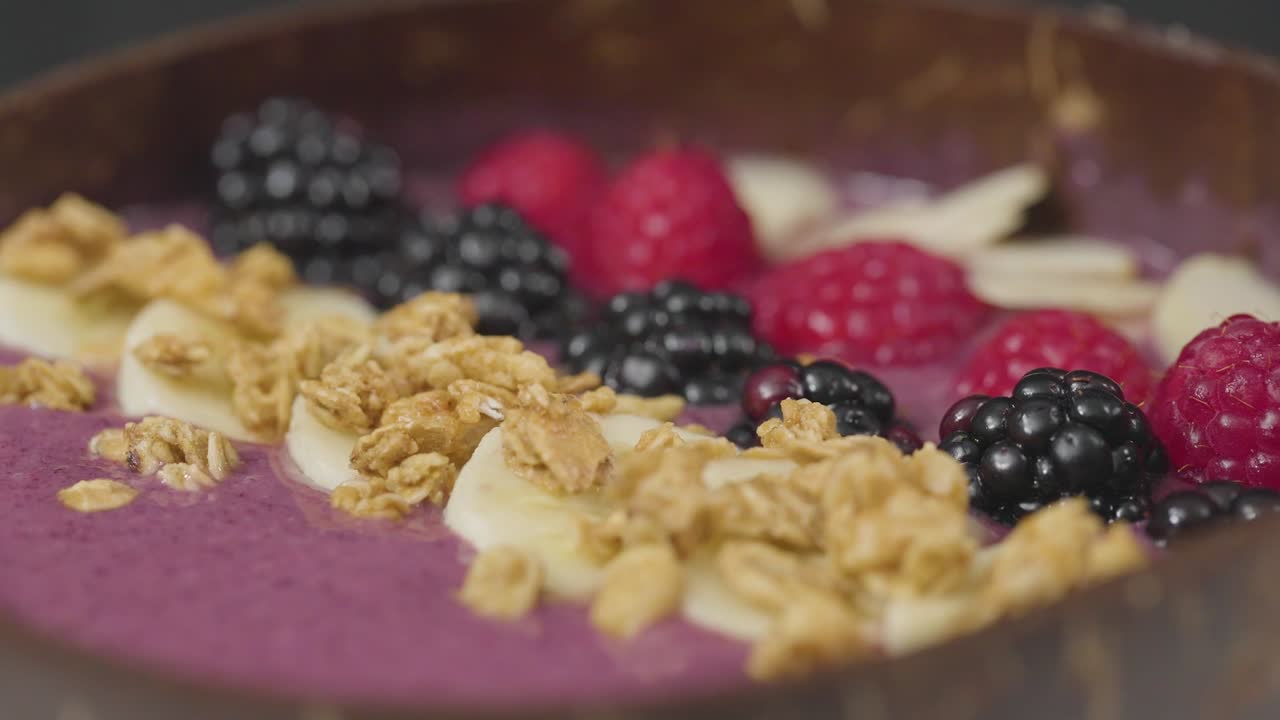 ciotola di frullato organico sano con yogurt di fragole di bacca servito come colazione naturale sana in un ristorante a caffè