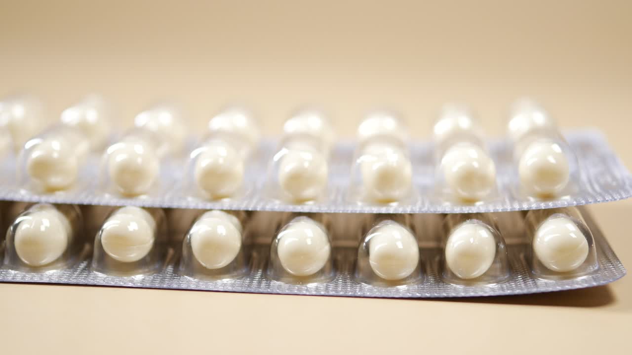 색 알약의 블리스터 패키지의 클로즈업