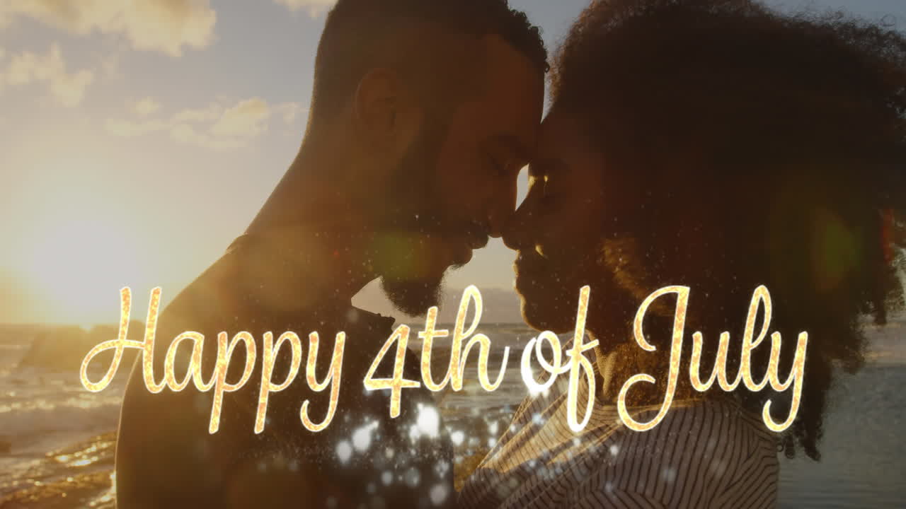 Auguri per il 4 luglio e una coppia in spiaggia 4k