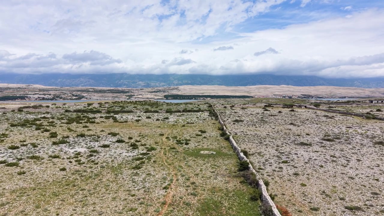 Vista aerea dei muretti in pietra dell'isola di Pago, terreno arido e costa della terraferma in Croazia