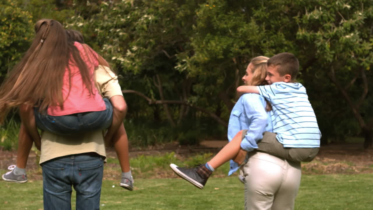 부모 는 자녀 들 에게 돼지 가죽 을 돌려 준다