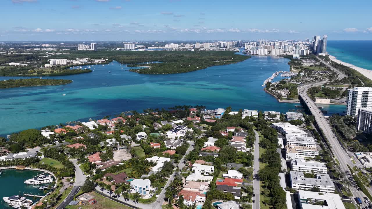 Skyline di Sunny Isles a Sunny Isles Beach in Florida, Stati Uniti. Paesaggio sulla spiaggia. Panorama di Bay Harbor. Quartiere del centro. Skyline di Sunny Isles a Sunny Isles Beach in Florida. Incredibile paesaggio urbano