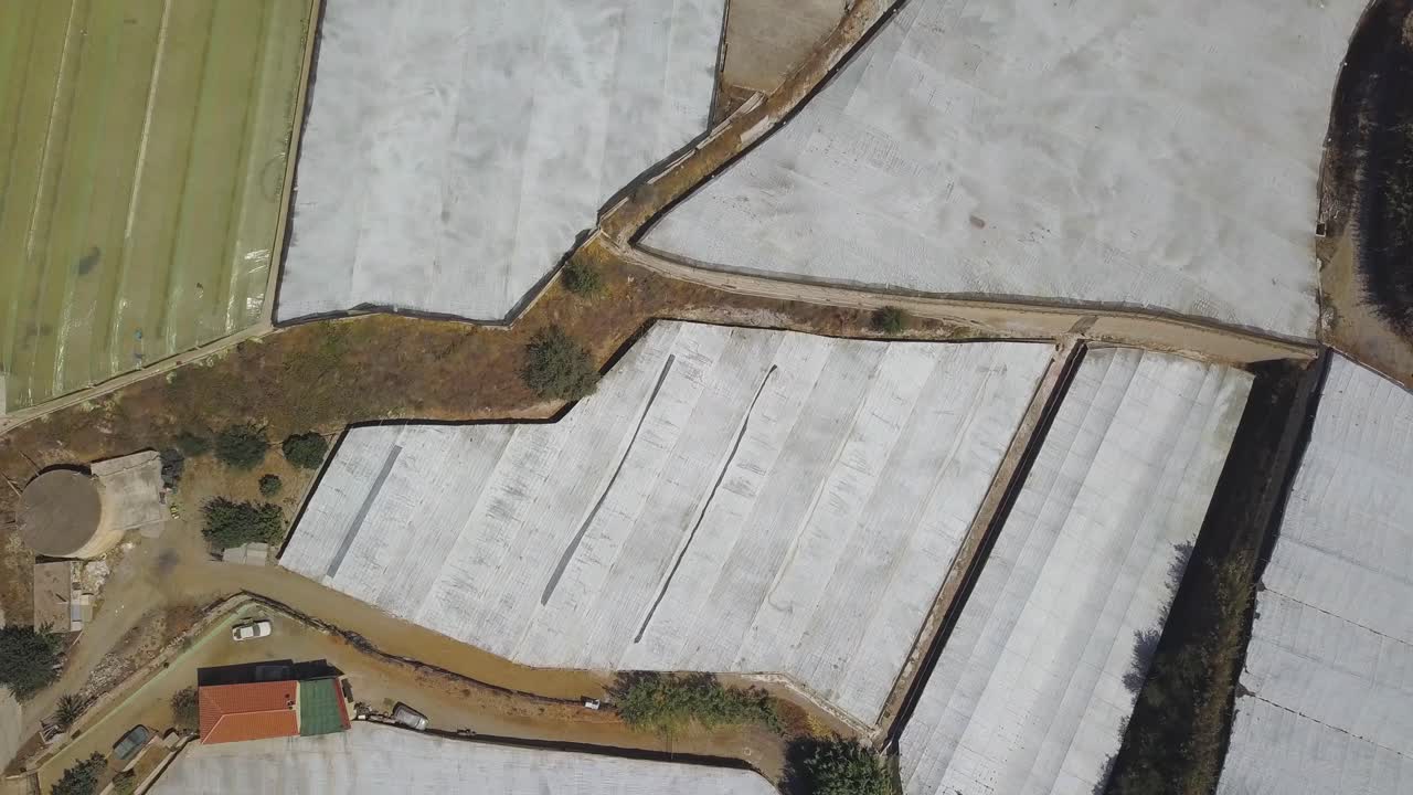 fotografía cenital ascendente aérea sobre invernaderos blancos