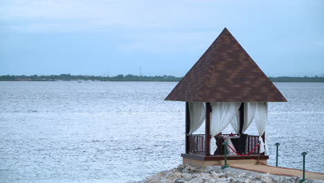 restaurante de lujo con refugio frente al mar para una cena romántica durante la puesta de sol en el resort shangri-la en la isla de mactan, cebu, filipinas