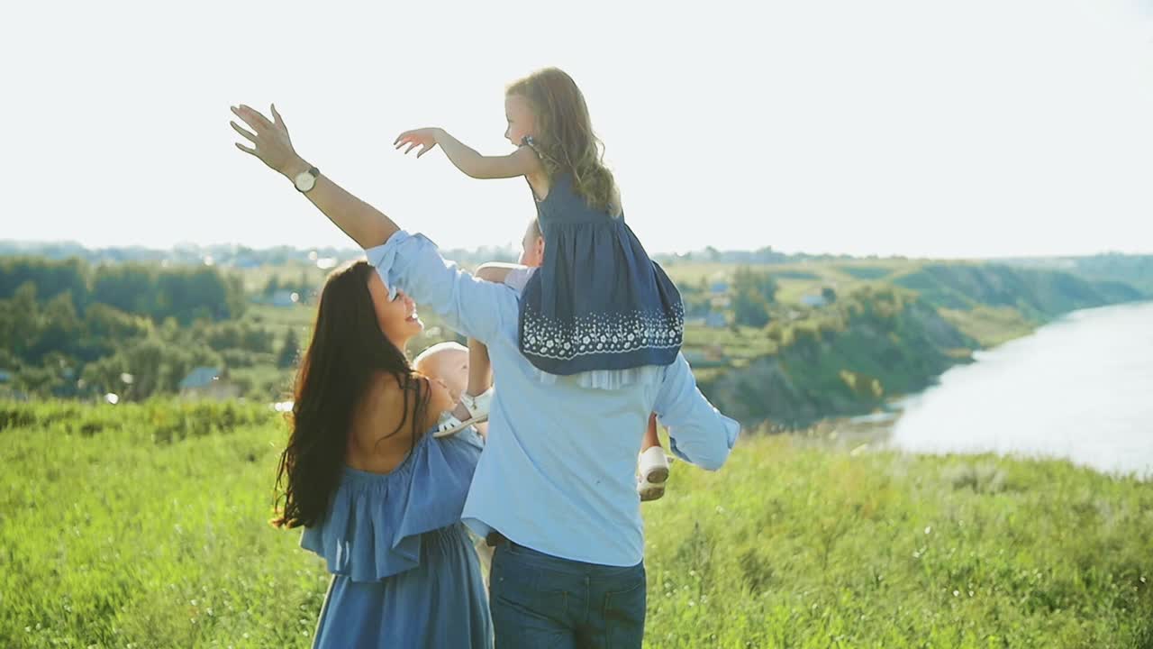 야외에서 하루를 즐기는 가족