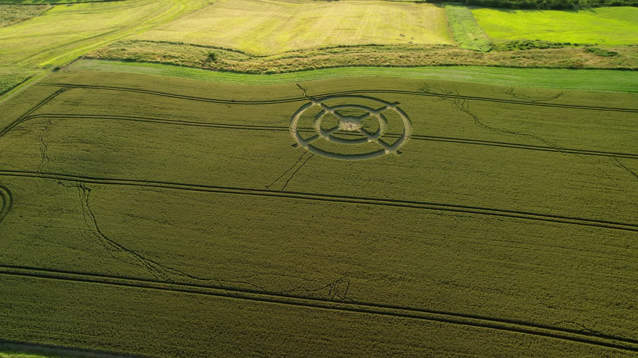 농촌 잔디 농업 초원 조감도 넓은 왼쪽 회전 샷에서 hackpen 언덕 이상한 미스터리 서클 패턴