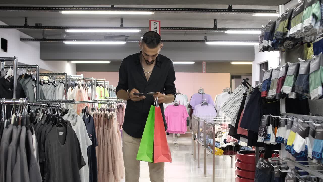 Uomo che fa acquisti online