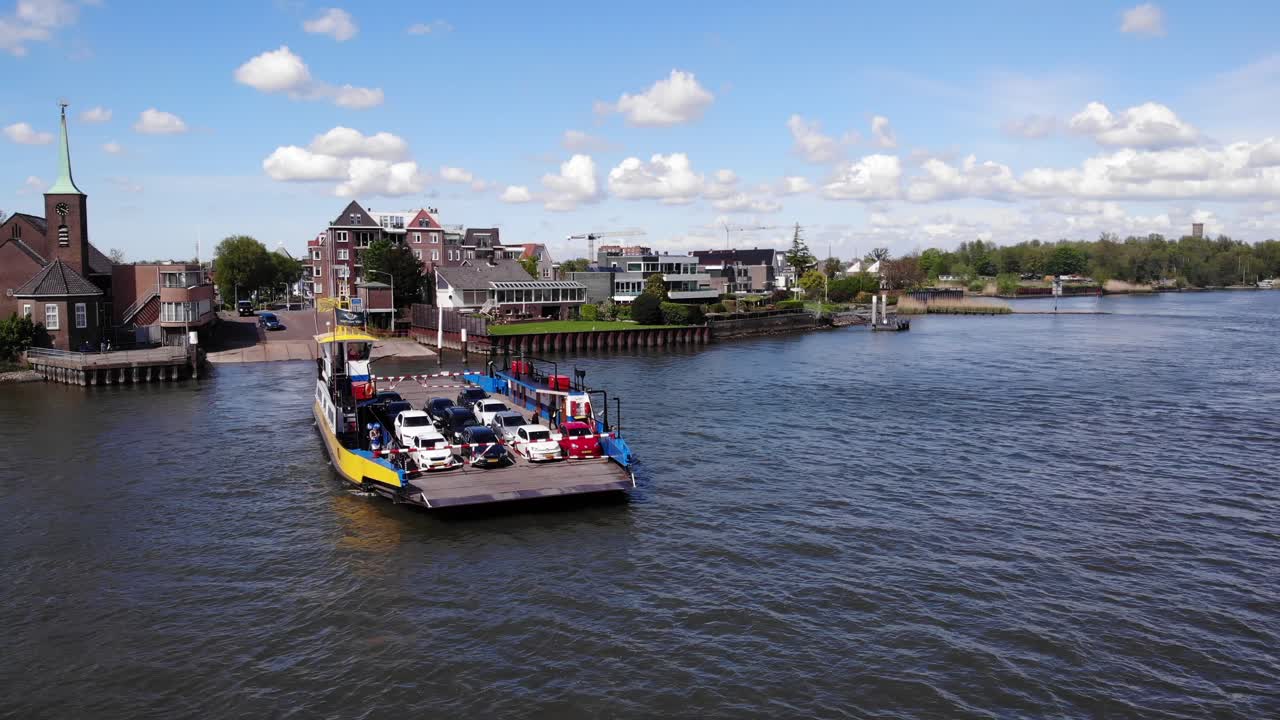 네덜란드 kinderdijk의 de lek 강을 건너는 차량을 운반하는 페리 서비스