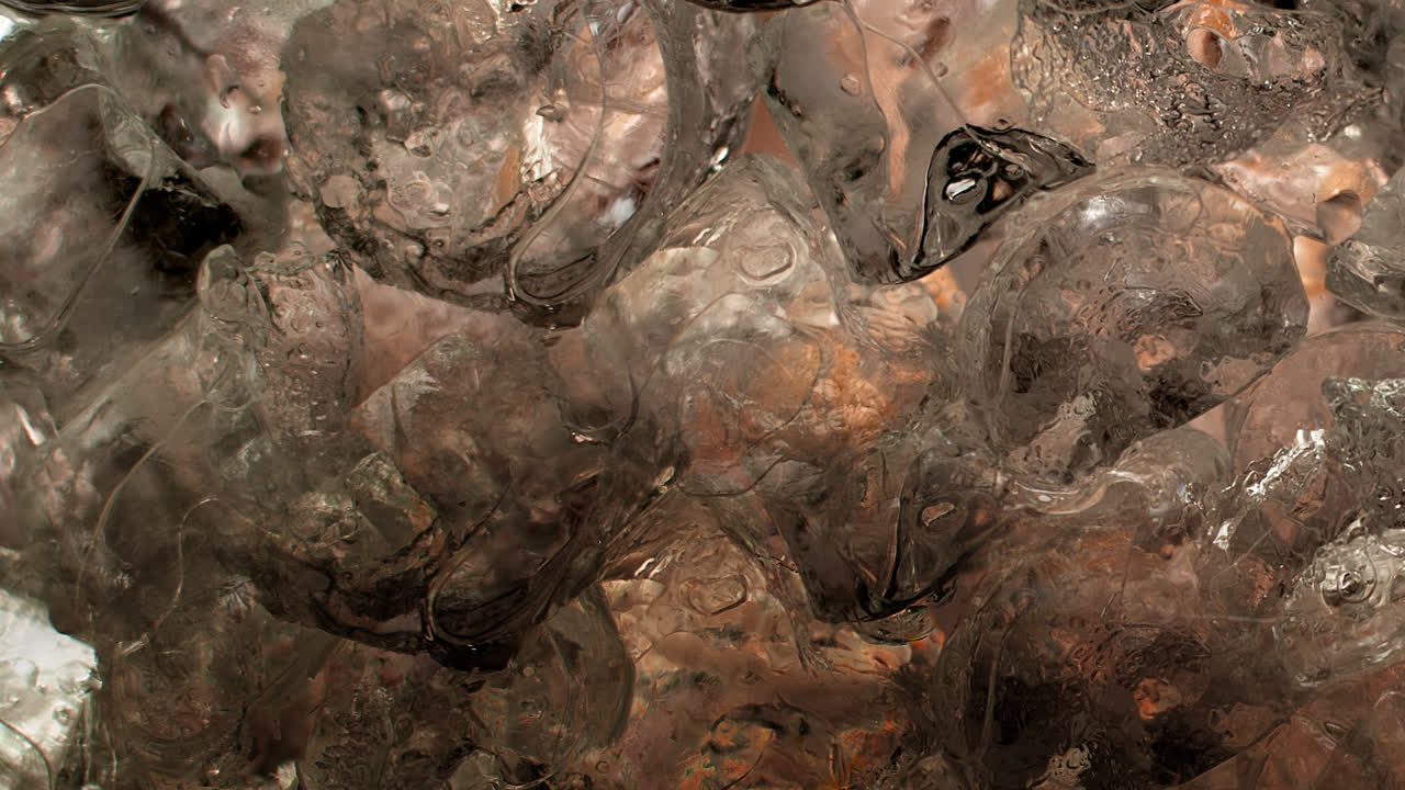 вкусная жидкость стекает в бокал для коктейля в замедленном режиме 1000+ кадров в секунду