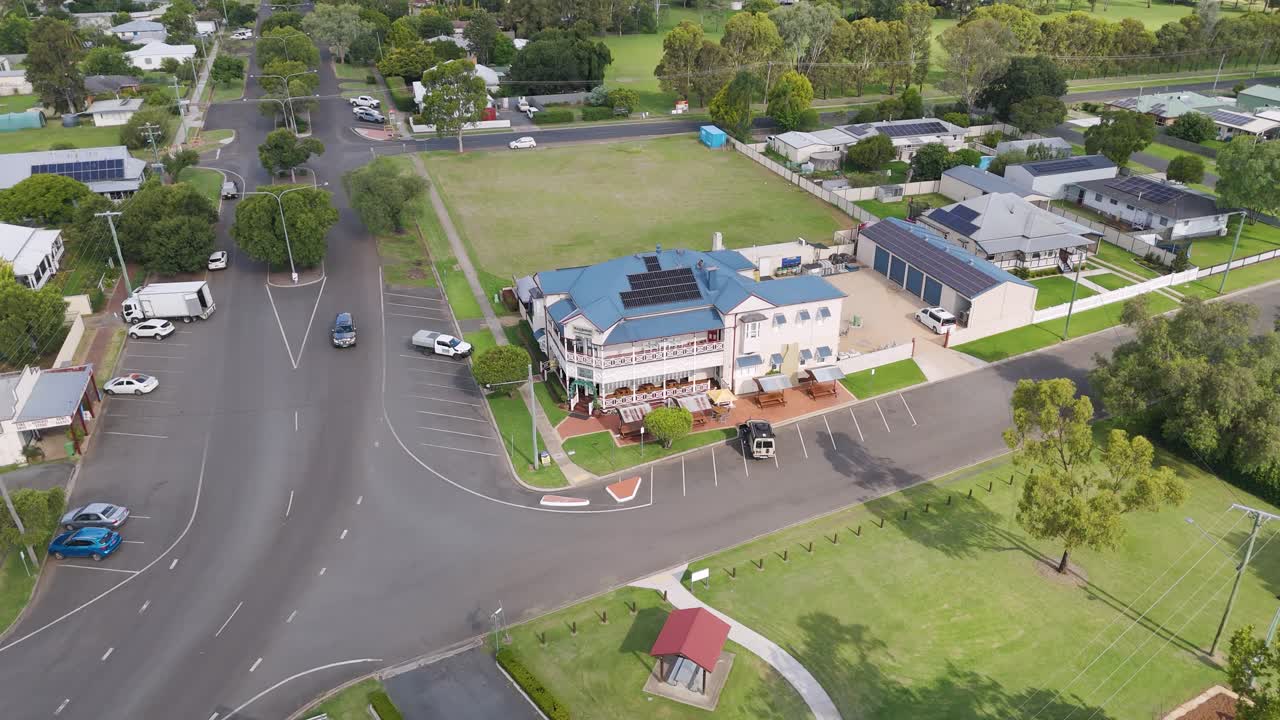 시골 교차로와 건물의 공중 사진