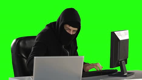 pirata informático que usa computadoras