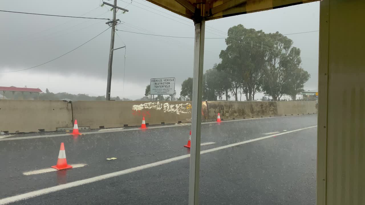 폭우와 돌발 홍수 동안 국경 통제 사이트에서 4k uhd 보기, wallangarra border qld-nsw 국경 검문소