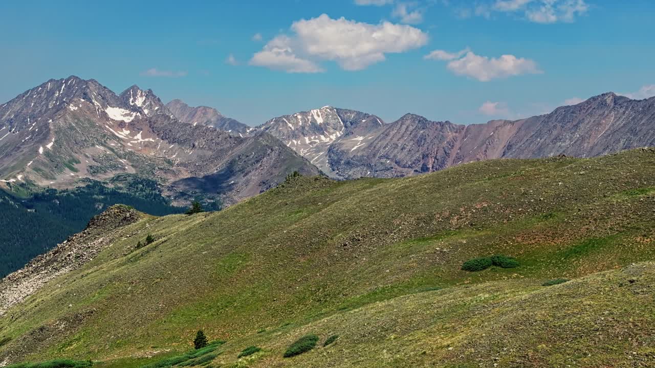 aerial de las montañas rocosas como se ve desde cottonwood pass cerca de boulder, colorado, ee.uu.