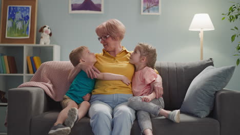 la abuela abraza a sus queridos nietos