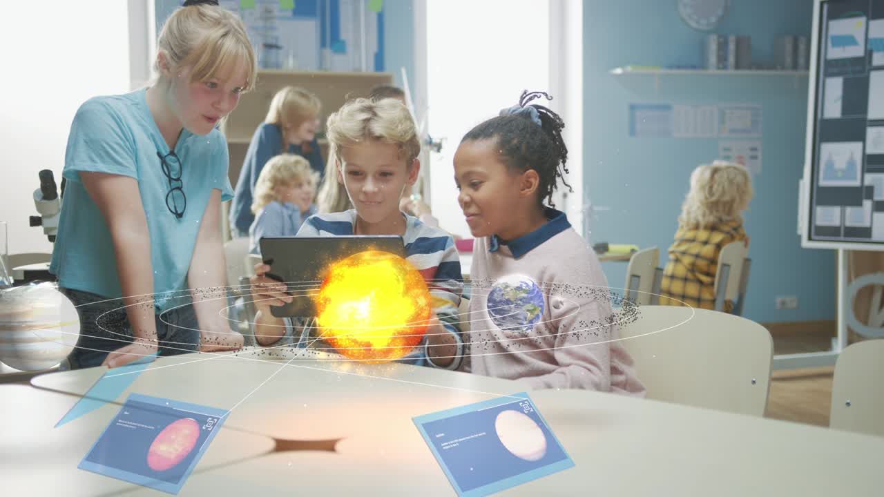 tres niños de escuelas diversas en clase de ciencias usan una tableta digital con software de realidad aumentada, mirando la animación educativa 3d del sistema solar.
