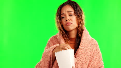 mujer triste, popcorn de cine y pantalla verde comiendo