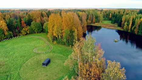 Vida-Aislada-Y-Solitaria-Junto-A-Un-Lago-Privado-Aéreo