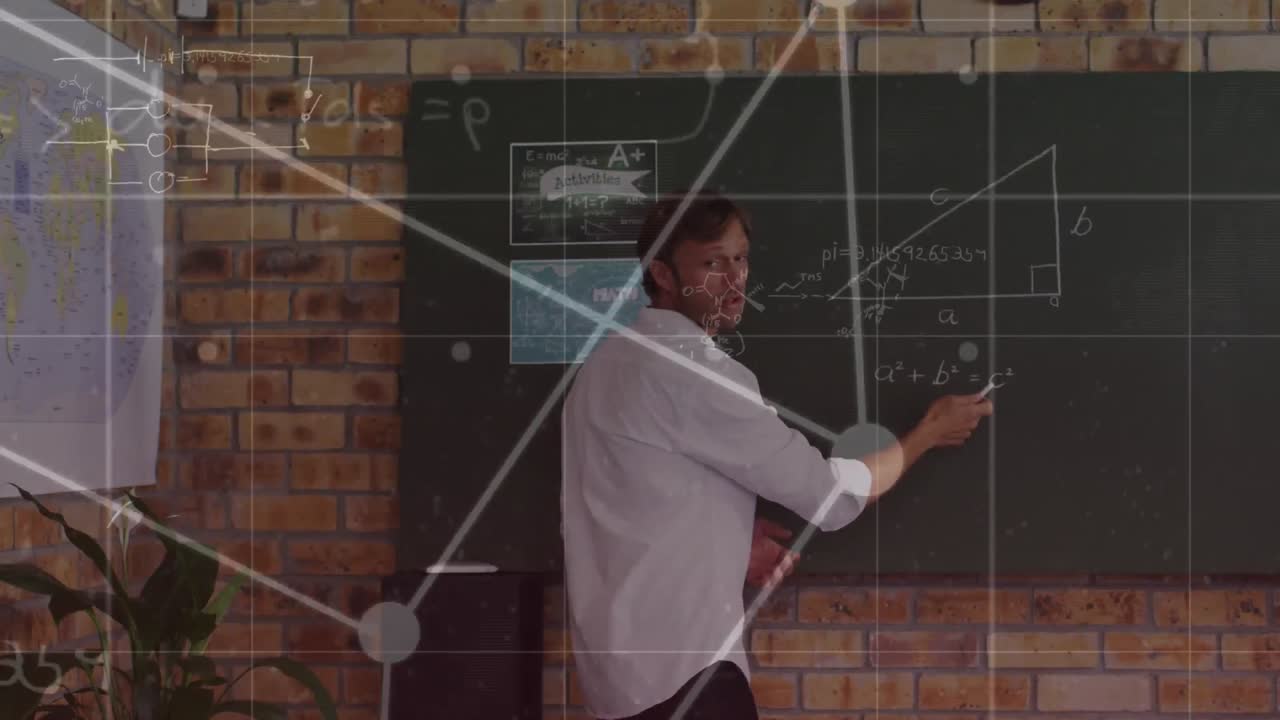 animación de ecuaciones matemáticas y formas sobre el maestro caucásico masculino.