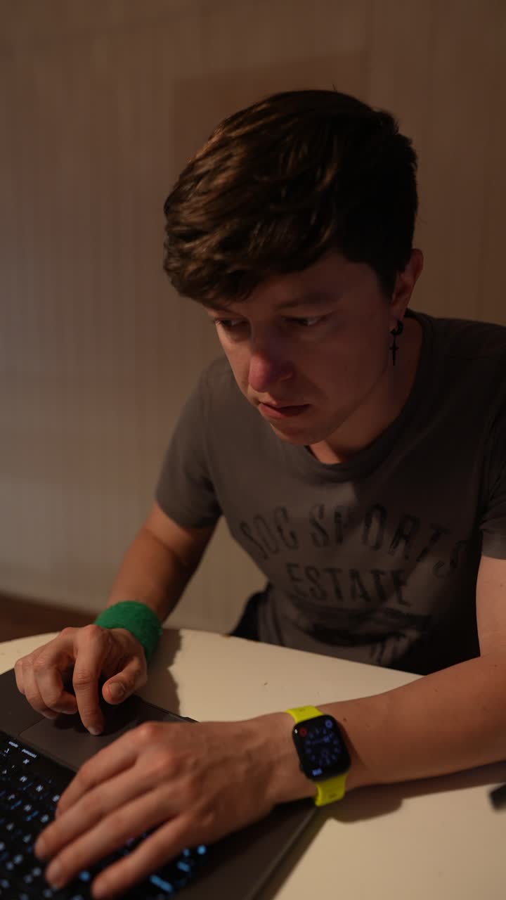 joven trabajando en una computadora portátil